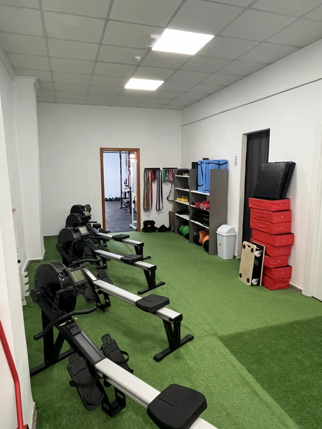 Zona de cardio y material en 7entrenamiento Castalla - remos Air Rower, gomas elásticas, esterillas y cajones pliométricos