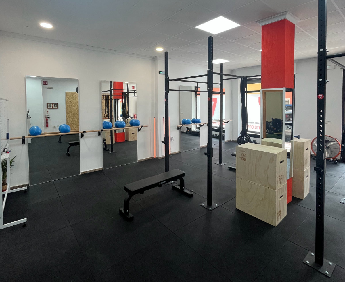 Sala de pilates y barre en 7entrenamiento Castalla - barra, espejos y fitballs
