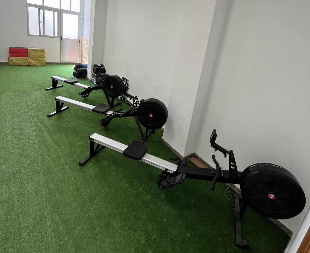 Zona de cardio en 7entrenamiento Castalla - remos Concept2 sobre césped artificial