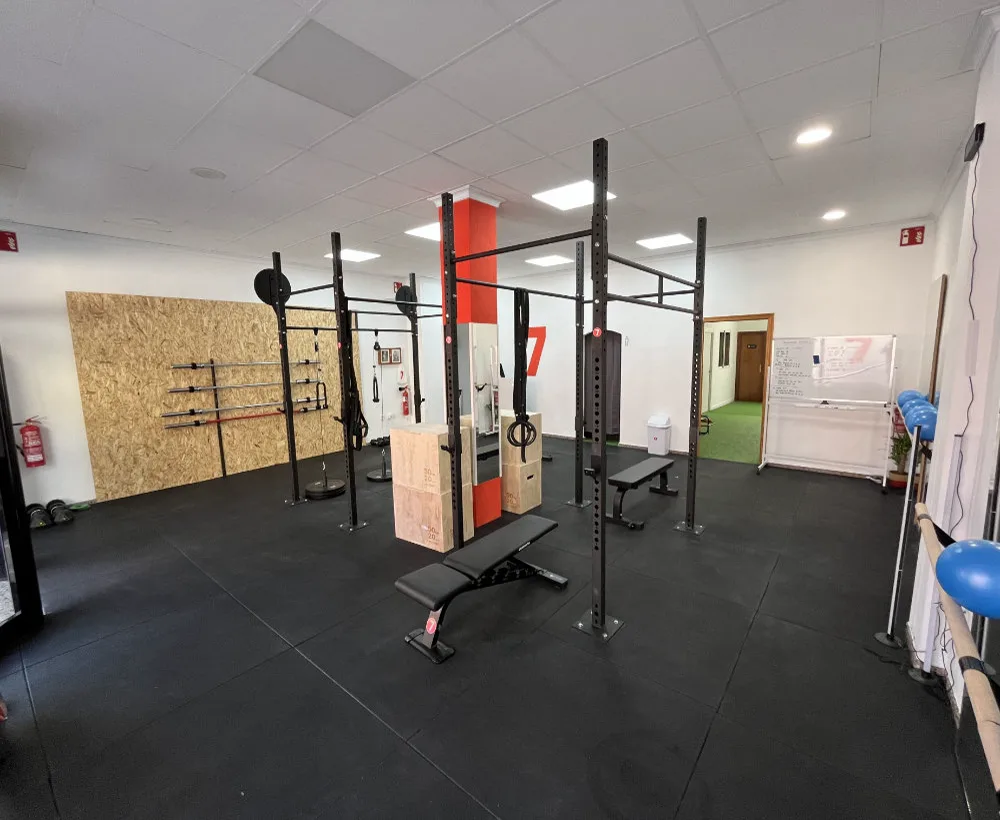 Interior de 7entrenamiento en Castalla - sala de fuerza con rack, banco, barras y zona de pilates+barre